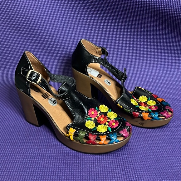 LOVIN’ CAMI ARTESANIAS CLOGS - Picture 1 of 6